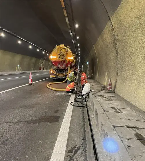 宁陵隧道排水渠清淤